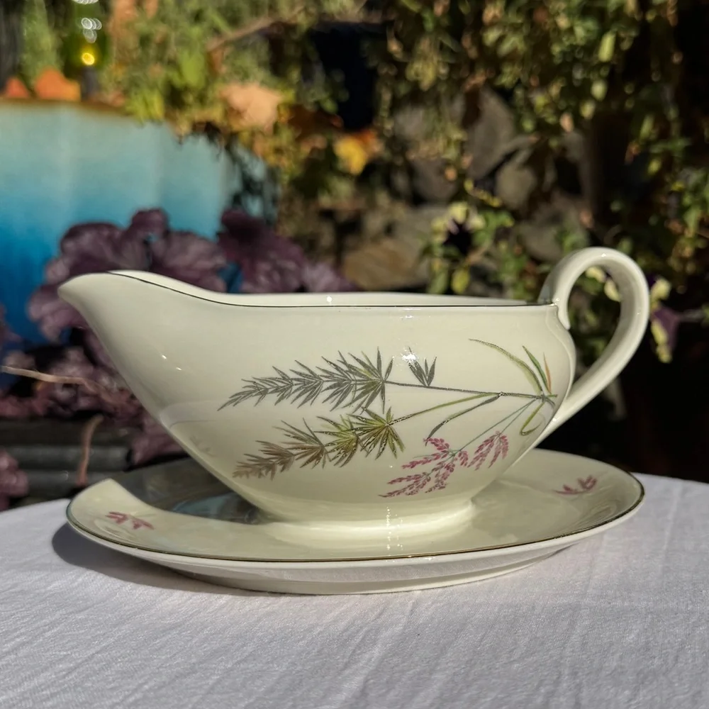 Rare Vintage Heinrich Bavaria “Sommer” Gravy Boat with Gold Trim (Discontinued)